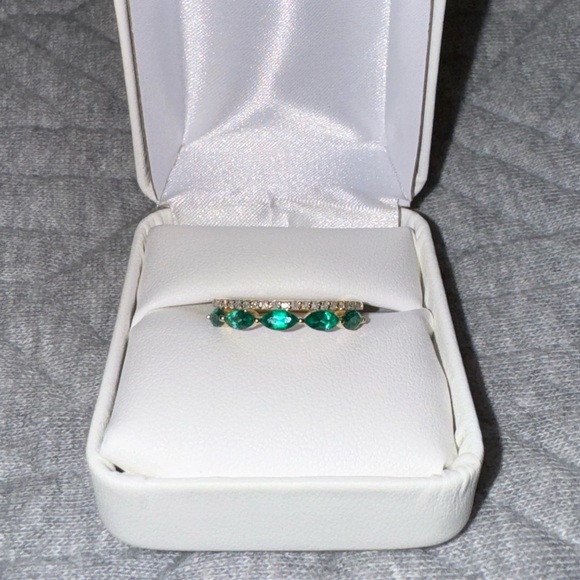 14K Yellow Gold, REAL DIAMOND and EMERALD Band Ring - Picture 4 of 9
